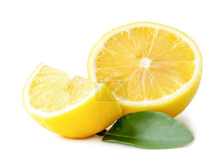 Frische gelbe Zitronenhälfte mit Viertel und Blättern ist auf weißem Hintergrund mit Schneideweg isoliert.