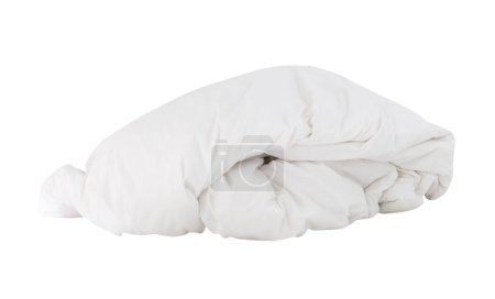 Weiße zerknüllte Decke oder Bettwäsche im Hotelzimmer, die nach der Benutzung des Gastes über Nacht unaufgeräumt zurückgelassen wurde, ist auf weißem Hintergrund mit Clipping-Pfad isoliert.