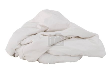Weiße zerknüllte Decke oder Bettwäsche im Hotelzimmer verlassen unordentlich und schmutzig nach der Benutzung des Gastes über Nacht ist auf weißem Hintergrund mit Clipping-Pfad isoliert