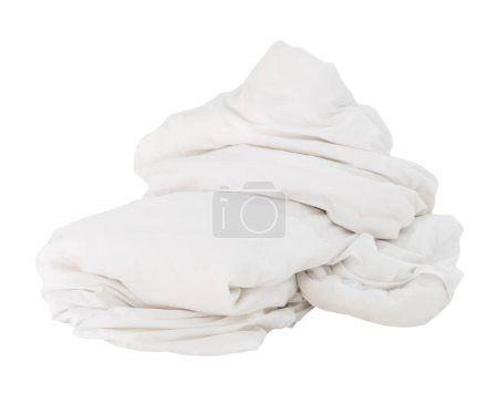 Weiße zerknüllte Decke oder Bettwäsche Ball im Hotelzimmer verlassen unordentlich und schmutzig nach der Benutzung des Gastes über Nacht ist isoliert ein weißer Hintergrund mit Clipping Pfad.
