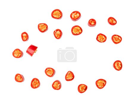 Set von roten Chilischoten von oben ist auf weißem Hintergrund mit Clipping-Pfad isoliert.