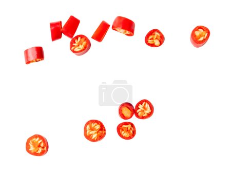 Set von roten Chili-Scheiben von oben ist auf weißem Hintergrund mit Clipping-Pfad isoliert.