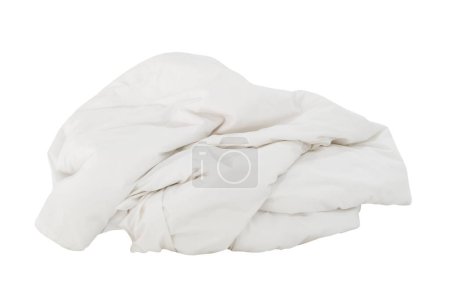 Weiße zerknüllte Decke Ball oder Bettwäsche im Hotelzimmer verlassen unordentlich und schmutzig nach der Benutzung des Gastes über Nacht ist auf weißem Hintergrund mit Clipping-Pfad isoliert.
