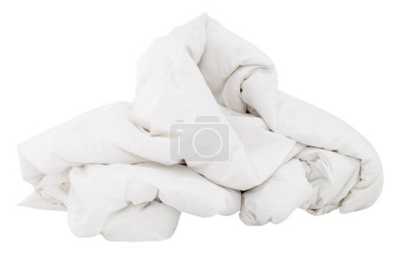 Vorderseite der weißen zerknüllten Decke Ball oder Bettwäsche nach der Benutzung im Hotel oder Resort-Zimmer verlassen unordentlich und schmutzig ist auf weißem Hintergrund mit Clipping-Pfad isoliert.
