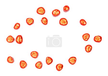 Set von roter Chilischote in Scheiben von oben ist auf weißem Hintergrund mit Clipping-Pfad isoliert.