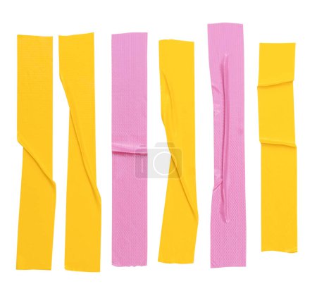 Set von faltigen gelben und rosa Klebefolien oder Stoffbändern in Streifenform ist auf weißem Hintergrund mit Clipping-Pfad isoliert.
