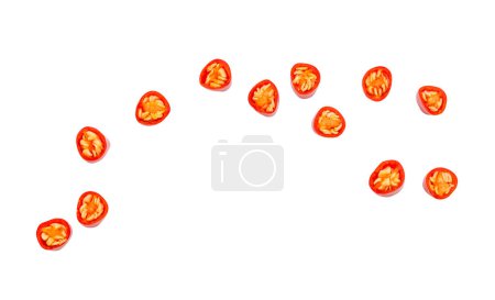 Set von rotem Chili- oder Cayennepfeffer in Scheiben oder Stücken von oben ist isoliert auf weißem Hintergrund mit Clipping-Pfad.