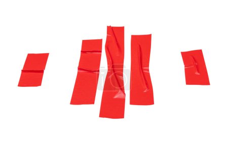 Téléchargez les photos : Ensemble de vue de dessus de bande de vinyle adhésive rouge ridée ou bande de tissu en rayures est isolé sur fond blanc avec chemin de coupe. - en image libre de droit