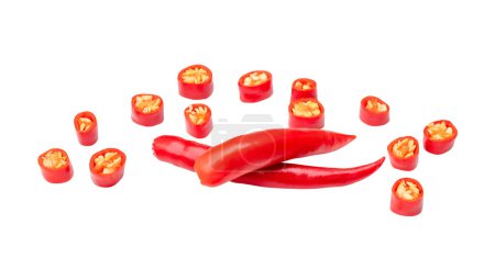Set von rotem Chili- oder Cayennepfeffer mit Scheiben im Stapel ist isoliert auf weißem Hintergrund mit Clipping-Pfad.