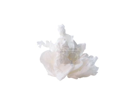Frontansicht der verschraubten oder zerknüllten Seidenpapierkugel nach der Benutzung in Toilette oder Toilette ist auf weißem Hintergrund mit Clipping-Pfad isoliert.