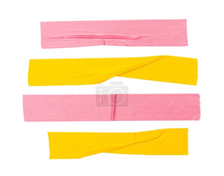 Set aus faltigem, gelbem und rosa Klebeband oder Klebeband in Streifenform ist auf weißem Hintergrund mit Clipping-Pfad isoliert.