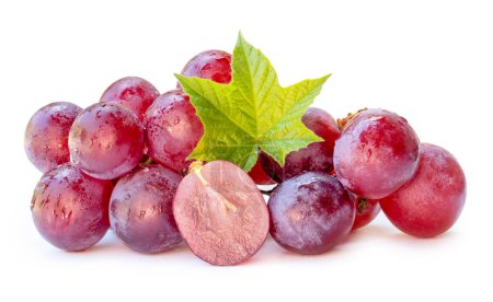 Frontansicht von roten Trauben oder violetten Trauben mit halben und grünen Blättern ist auf weißem Hintergrund mit Schneideweg isoliert.