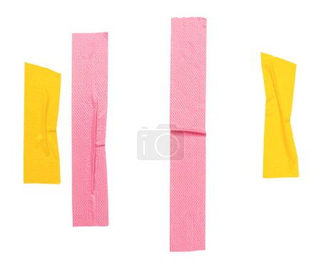 Set aus faltigem, gelbem und rosa Klebeband oder Klebeband in Streifenform ist auf weißem Hintergrund mit Clipping-Pfad isoliert.