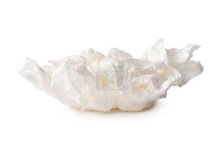 Vista frontal de la bola de papel de tejido atornillado o arrugado después de su uso en el inodoro o el baño está aislado sobre fondo blanco.