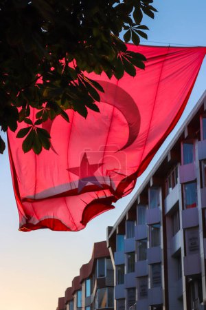 Foto de Estambul, Turquía - agosto de 2018: Gran bandera turca ondeando en la calle. Foto de alta calidad - Imagen libre de derechos