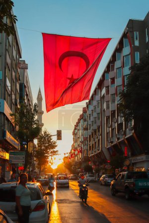 Foto de Estambul, Turquía - agosto de 2018: Gran bandera turca ondeando con media luna y estrella colgando en la calle. Foto de alta calidad - Imagen libre de derechos