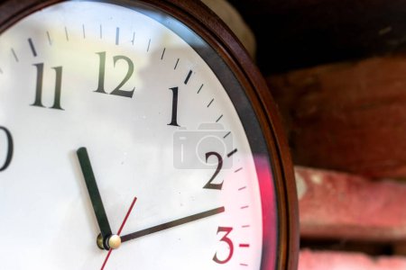 Foto de Un reloj con 11 y 11. Reloj de pared redondo obsoleto. concepto de tiempo. Foto de alta calidad - Imagen libre de derechos
