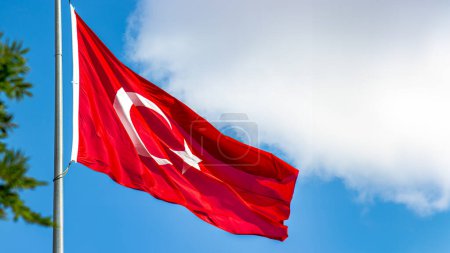 Foto de Bandera turca, fondo nublado. Imagen de fondo para las fiestas nacionales y los días de liberación. Adecuado para pancartas, correos o historias con área de copia. Foto de alta calidad - Imagen libre de derechos