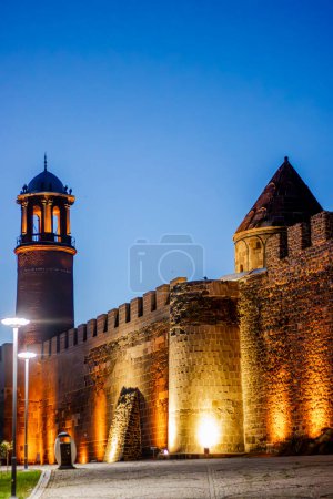 Foto de Erzurum Kalesi . Traducir: Castillo de Erzurum. Una evocadora toma nocturna del histórico castillo de Erzurum en Turquía. - Imagen libre de derechos