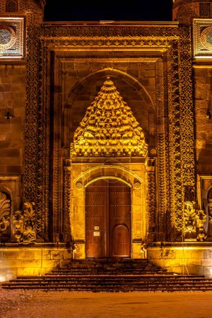 beleuchtete Zwillingsminarette des historischen Minaretts Cifte Minareli Medrese bei Nacht oder Twin Minaret Madrasa. Close Up.