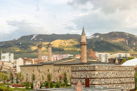 Mosquée Ulu et Madrasa Twin Minaret. Endroits à visiter à Erzurum. Monuments historiques architecturaux en pierre. 