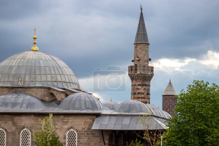 Erzurum Lala Pasa Camii oder Lala Pascha Moschee und Jakutiye Madrasa unter wolkenverhangenem Himmel.