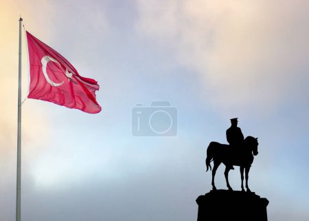 Foto de 30 de agosto día de la victoria de Turquía o 30 agustos zafer bayrami fondo y bandera turca con Monumento a Mustafa Kemal Ataturk. - Imagen libre de derechos