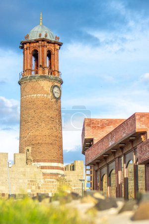 Tour de l'horloge du château d'Erzurum contre le ciel bleu.