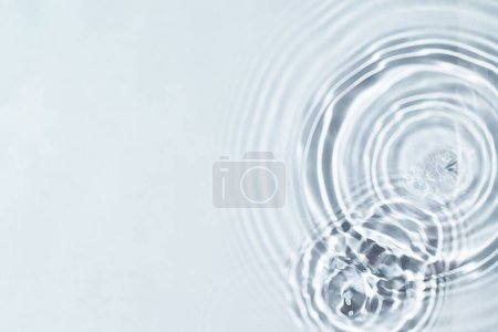 Foto de Vista superior de fondo de ola de agua. Abstracto agua gotas textura para el diseño. - Imagen libre de derechos