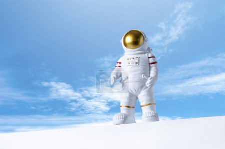 Foto de Figura de astronauta sobre fondo azul del cielo, espacio de copia. Juguete del astronauta. Concepto de vuelos espaciales y espaciales. El día de los cosmonautas. - Imagen libre de derechos