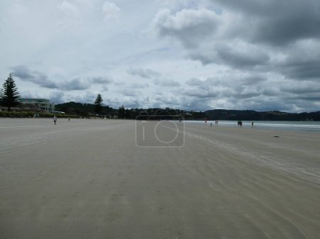 Foto de A nice view of one end of the Orewa beach here in the Auckland Region. - Imagen libre de derechos