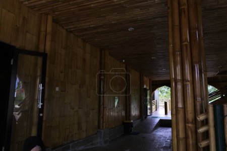 Foto de La mezquita de Kiram en Banjarbaru, indonesia, las paredes están hechas de bambú tejido y el techo está hecho de hojas de paja secas - Imagen libre de derechos