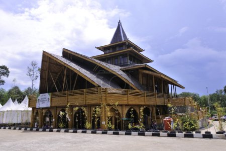 Foto de La mezquita de Kiram en Banjarbaru, indonesia, las paredes están hechas de bambú tejido y el techo está hecho de hojas de paja secas - Imagen libre de derechos