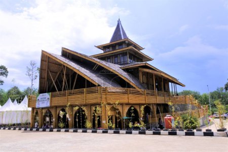 Foto de La mezquita Kiram en Banjarbaru, Kalimantan del Sur, indonesia, las paredes están hechas de bambú tejido y el techo está hecho de hojas de paja secas - Imagen libre de derechos