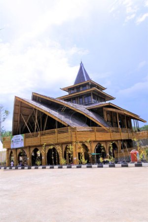 Foto de La mezquita Kiram en Banjarbaru, Kalimantan del Sur, indonesia, las paredes están hechas de bambú tejido y el techo está hecho de hojas de paja secas - Imagen libre de derechos