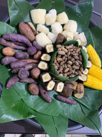 Délicieux plats traditionnels indonésiens tels que bananes, manioc, patates douces, cacahuètes, maïs bouilli est servi avec des tampons de feuilles de banane sur un plateau en bambou tissé