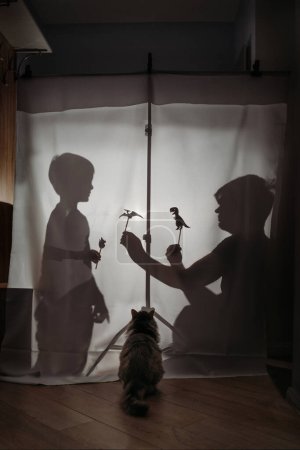 Foto de Padre e hijo juegan juego de sombras de dinosaurios - Imagen libre de derechos