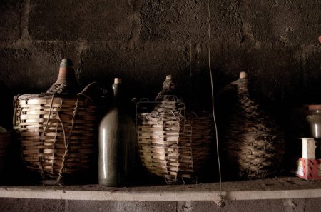 Foto de Primer plano de los recipientes de vino en una bodega. - Imagen libre de derechos