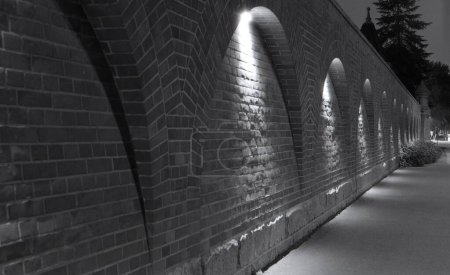 Téléchargez les photos : Un mur de briques dans la nuit - en image libre de droit