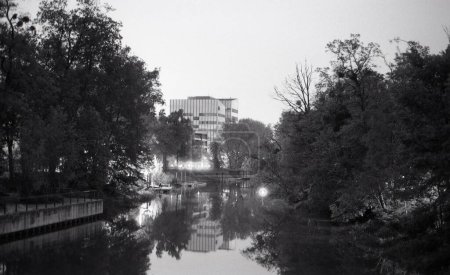 Téléchargez les photos : Une vue de nuit depuis le pont sur la rivière Olawa, Wroclaw, Pologne - en image libre de droit