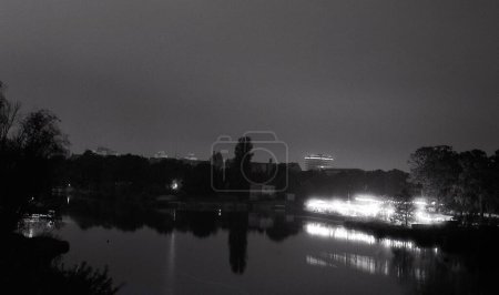 Téléchargez les photos : Vue de nuit de la ville de Wroclaw depuis le pont sur Odra (Zoo pont) - en image libre de droit
