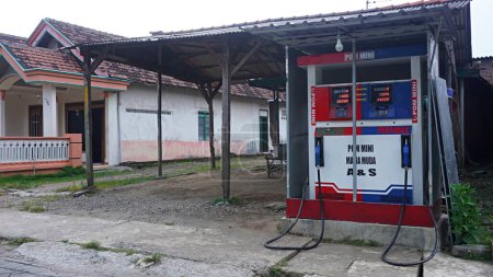 Foto de Surabaya, East Java, Indonesia -January, 2023 : Mini fuel gasoline station of premium, pertalite, pertamax Infront of the house usually called Pertamini or PERTAMINA mini - Imagen libre de derechos