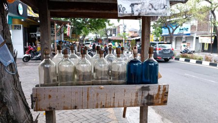 Foto de Una gasolina en la botella para la venta, fondo borroso. Surabaya, Java Oriental, Indonesia. 18 de diciembre de 2022 - Imagen libre de derechos