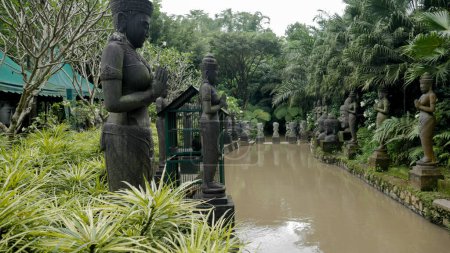 Foto de Estatuas junto al lago en Lembah Tumpang, Malang, Java oriental, Indonesia. febrero 17, 2023 - Imagen libre de derechos