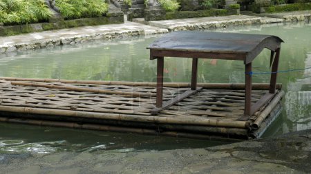 Foto de Balsa de bambú tradicional flotando en el agua en Lembah Tumpang, Malang, Java Oriental, Indonesia. enero 17, 2023 - Imagen libre de derechos