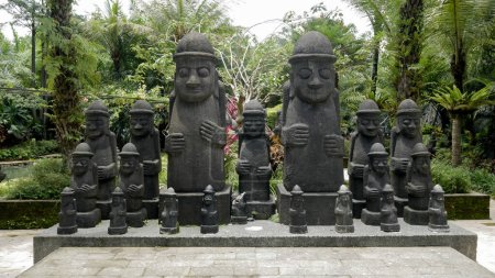 Foto de Estatua de Moai de Isla de Pascua Replica. Tomado en Lembah Tumpang, Malang, Java Oriental, Indonesia. 18 de febrero de 2023 - Imagen libre de derechos