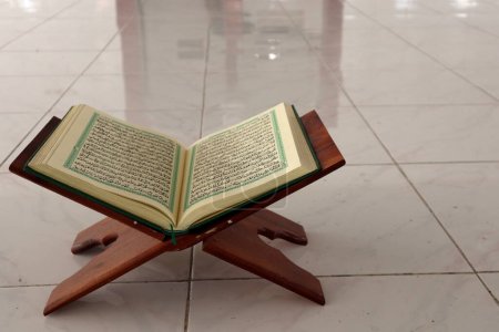 Téléchargez les photos : Coran ou Coran dans la mosquée pendant la journée - en image libre de droit