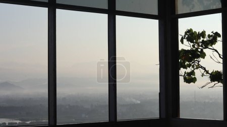 Foto de Vista del paisaje urbano desde la ventana con paisajes naturales brumosos - Imagen libre de derechos