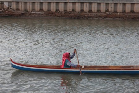 Téléchargez les photos : Gorontalo, Indonésie - 19 août 2023 : Vue du lomba balap perahu ou course de bateaux traditionnels. course en bateau traditionnelle pour célébrer la fête de l'indépendance de l'Indonésie - en image libre de droit