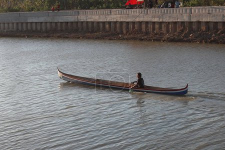 Téléchargez les photos : Gorontalo, Indonésie - 19 août 2023 : Vue du lomba balap perahu ou course de bateaux traditionnels. course en bateau traditionnelle pour célébrer la fête de l'indépendance de l'Indonésie - en image libre de droit